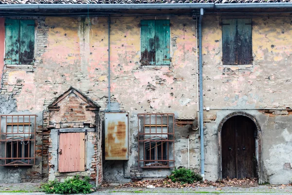 Finestre e porte arrugginite nella vecchia casa colonica italiana — Foto Stock