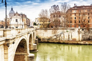 Roma'nın merkezi Tiber Nehri Köprüsü