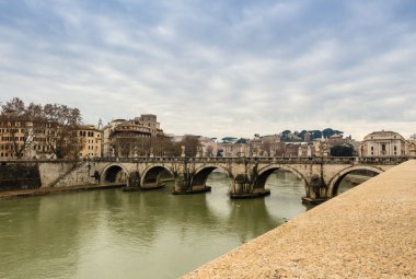Roma'nın merkezi Tiber Nehri Köprüsü