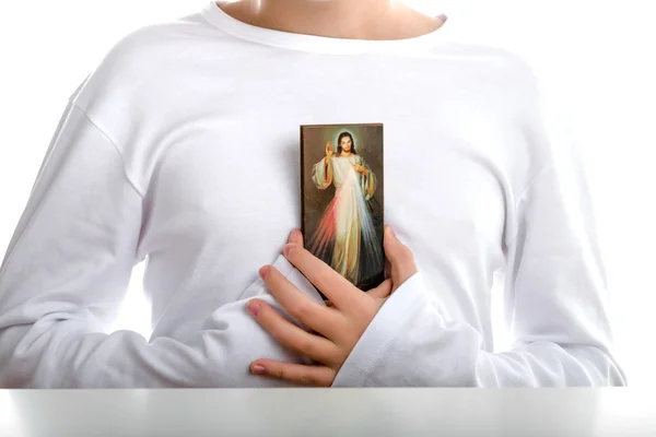 Menino caucasiano segurando ícone de Jesus Misericordioso — Fotografia de Stock