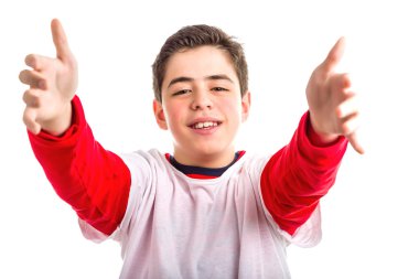 Bir kucaklama sunan beyaz çocuk