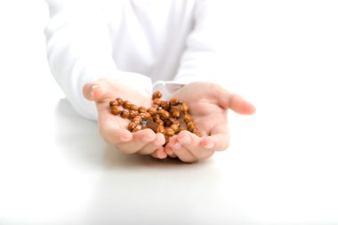 Çocuk elinde tespih teklif