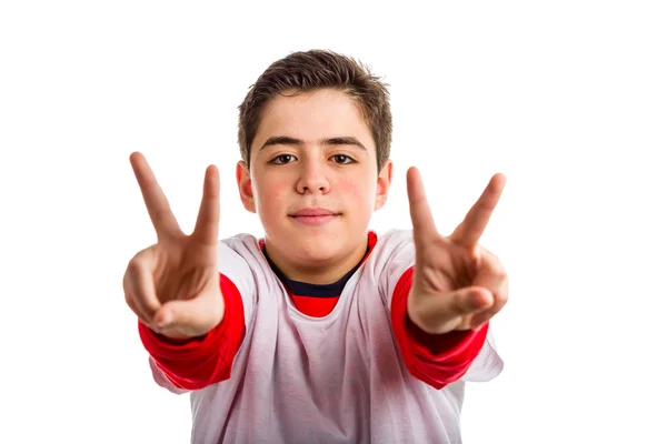 Beyaz çocuk yapma zafer işareti iki eliyle — Stok fotoğraf
