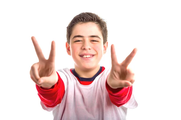 Beyaz çocuk yapma zafer işareti iki eliyle — Stok fotoğraf