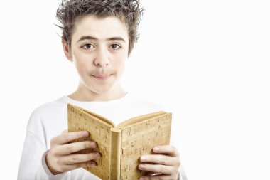 Kahverengi mantar boş kitap gülümseyen sevimli çocuk okur