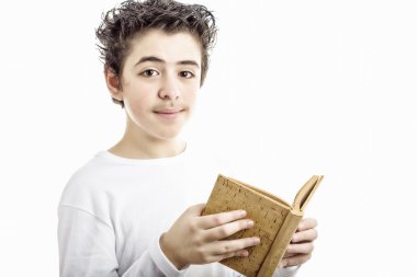 Kahverengi mantar boş kitap gülümseyen sevimli çocuk okur