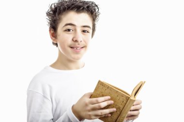 Kahverengi mantar boş kitap gülümseyen sevimli çocuk okur