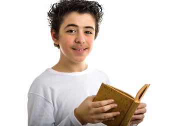 Kahverengi mantar boş kitap gülümseyen sevimli çocuk okur