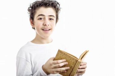 Kahverengi mantar boş kitap gülümseyen sevimli çocuk okur