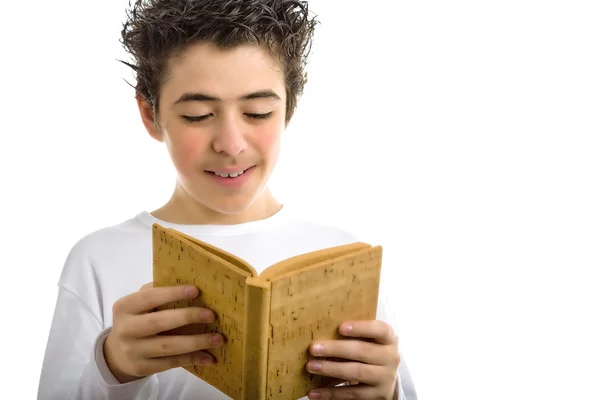 Roztomilý chlapec čte, usmívající se prázdná kniha hnědá korek — Stock fotografie