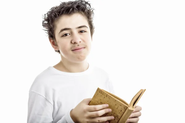 Decepcionado bonito menino lê marrom cortiça livro em branco — Fotografia de Stock