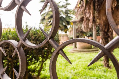 İtalyan manastır bir demir ızgara ile gördüm