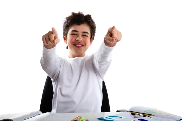 Feliz chico latino señalando ambos dedos índice mientras hace la tarea —  Fotos de Stock