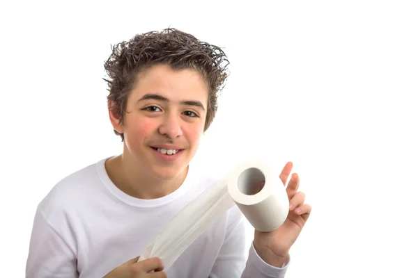 Gülümseyen çocuk unrolling tuvalet boş beyaz kağıt rulosu — Stok fotoğraf