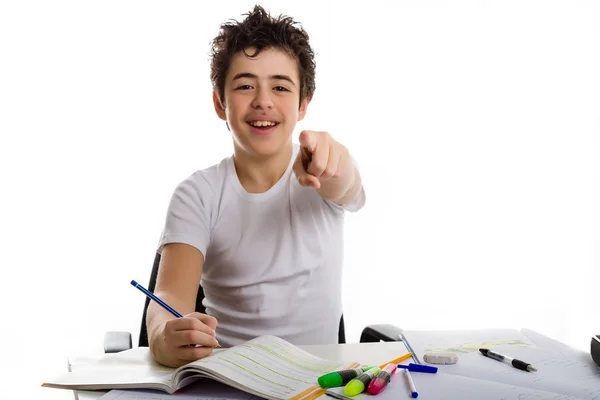 Adolescente chico en la tarea sonriendo y señalando dedo índice — Foto de Stock