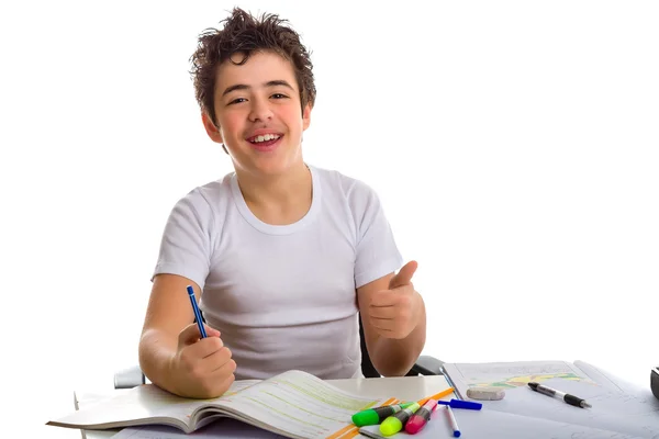 Genç çocuk üzerinde gülümseyen ve başparmak gösterilen ev ödevi — Stok fotoğraf