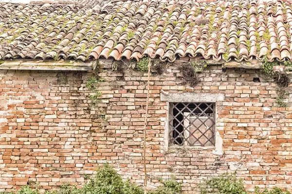 Pastil rendeleyin penceresiyle ev harap — Stok fotoğraf