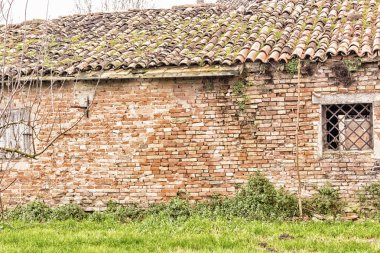 Pastil rendeleyin penceresiyle ev harap