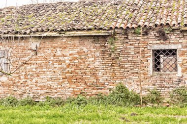 Pastil rendeleyin penceresiyle ev harap