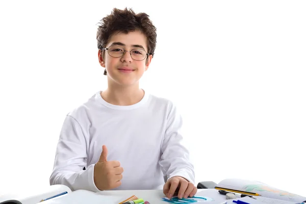Gülümseyen ve başarı jest bla üzerinde gösterilen ev ödevi üzerinde genç çocuk — Stok fotoğraf