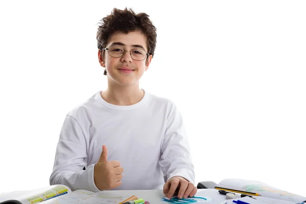 Jonge jongen op huiswerk glimlachend en succes teken weergegeven: — Stockfoto