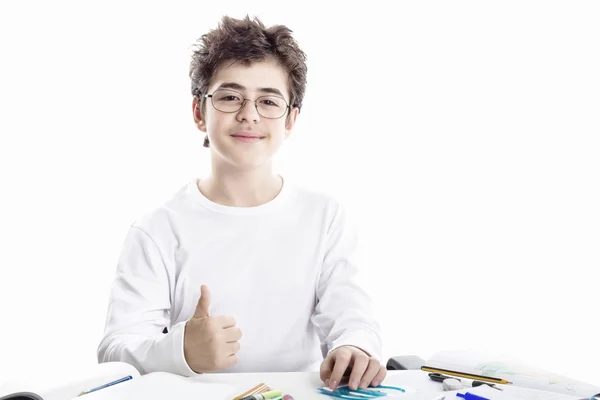 Jovem na lição de casa sorrindo e mostrando gesto de sucesso em bla — Fotografia de Stock