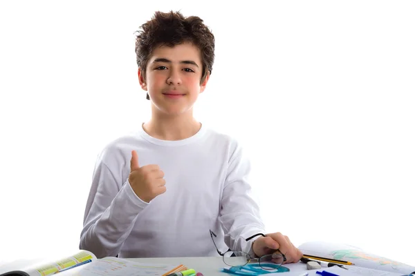 Gülümseyen ve başarı işaret gösteren ev ödevi üzerinde genç çocuk — Stok fotoğraf