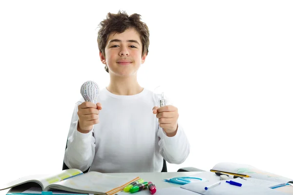 Niño sosteniendo bombilla real y prototipo de impresión 3D en la tarea — Foto de Stock