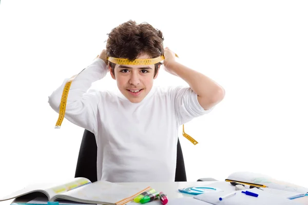 Jongen is koppelverkoop rond het voorhoofd een gele meter tape — Stockfoto