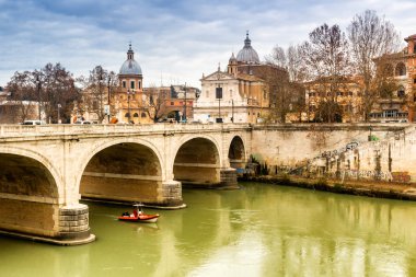 Roma'nın merkezi Tiber Nehri Köprüsü