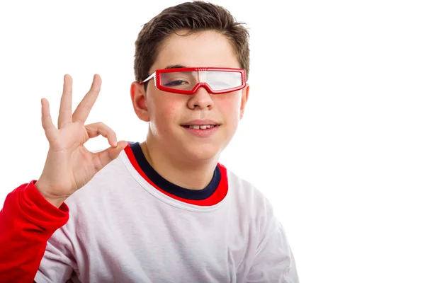 Niño usando gafas rojas hace señal OK —  Fotos de Stock