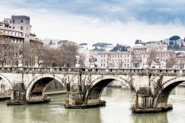 Roma'nın merkezi Tiber Nehri Köprüsü