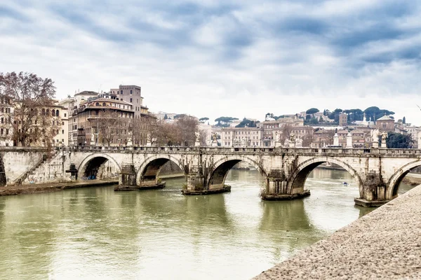 Roma'nın merkezi Tiber Nehri Köprüsü — Stok fotoğraf