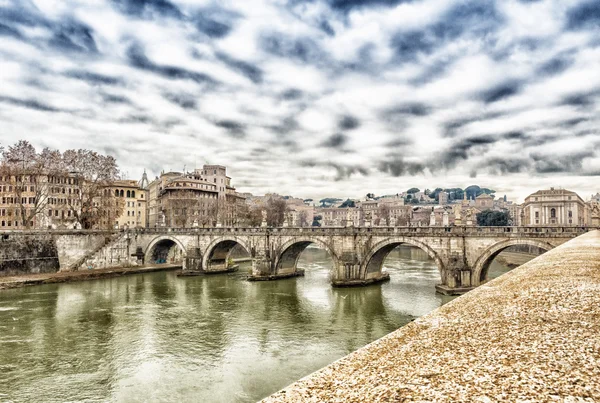 Pont sur le Tibre dans le centre de Rome — Photo