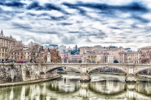 Puente sobre el río Tíber en el centro de Roma — Foto de Stock