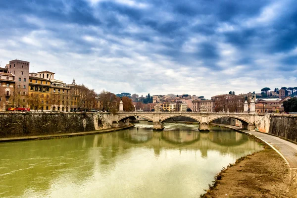 Puente sobre el río Tíber en el centro de Roma — Foto de Stock