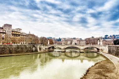 Roma'nın merkezi Tiber Nehri Köprüsü