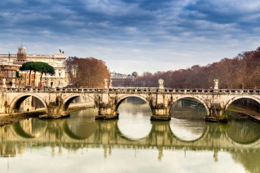 Roma'nın merkezi Tiber Nehri Köprüsü
