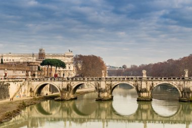 Roma'nın merkezi Tiber Nehri Köprüsü