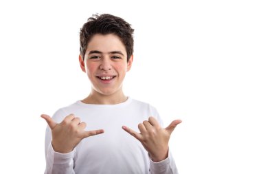 Beyaz çocuk Shaka jest yapıyor