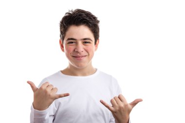 Beyaz çocuk Shaka jest yapıyor