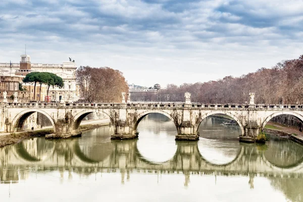Roma'nın merkezi Tiber Nehri Köprüsü