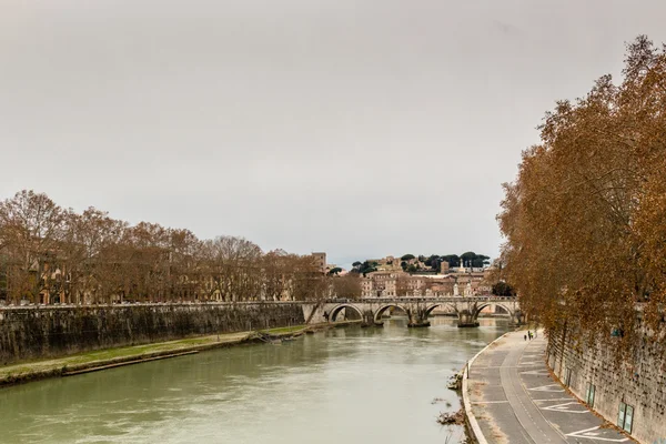 Puente sobre el río Tíber en el centro de Roma — Foto de Stock