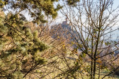 siste dallar arasında tepe üzerinde Saat Kulesi