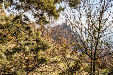 siste dallar arasında tepe üzerinde Saat Kulesi