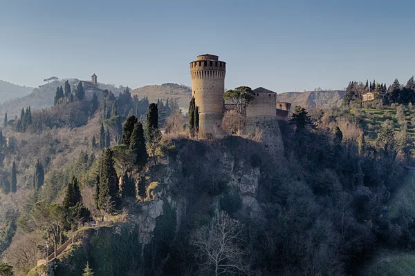 Fortaleza Medieval e Santuário em colinas nebulosas — Fotografia de Stock