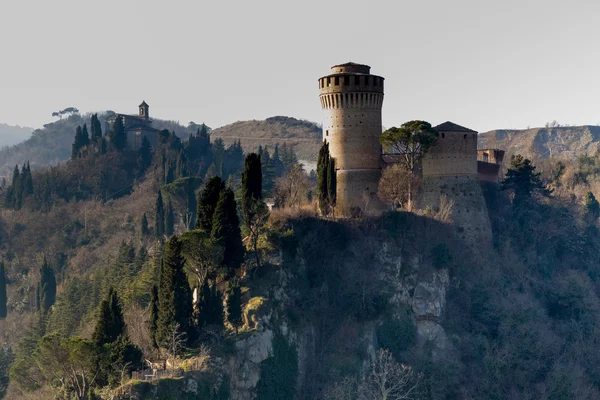 Fortaleza medieval y santuario en las colinas brumosas — Foto de Stock