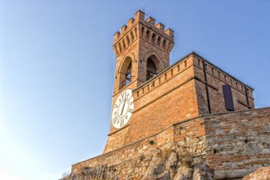 Ortaçağ mazgallı tuğla duvar Saat Kulesi 