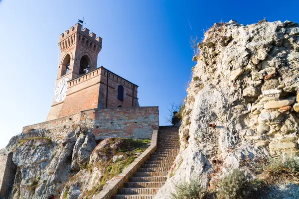 Torre de relógio de parede de tijolo retorcido medieval — Fotografia de Stock