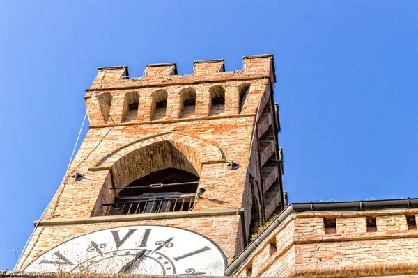 Mur médiéval crénelé en brique Tour de l'horloge — Photo